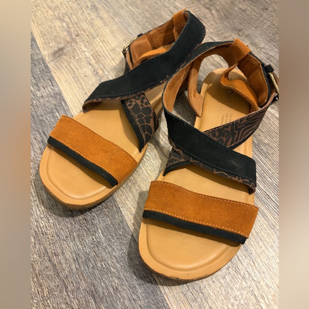 TOMS Women's SIDNEY Sandals Tan Black Leather Leopard Flats Gladiator Sz 8.5